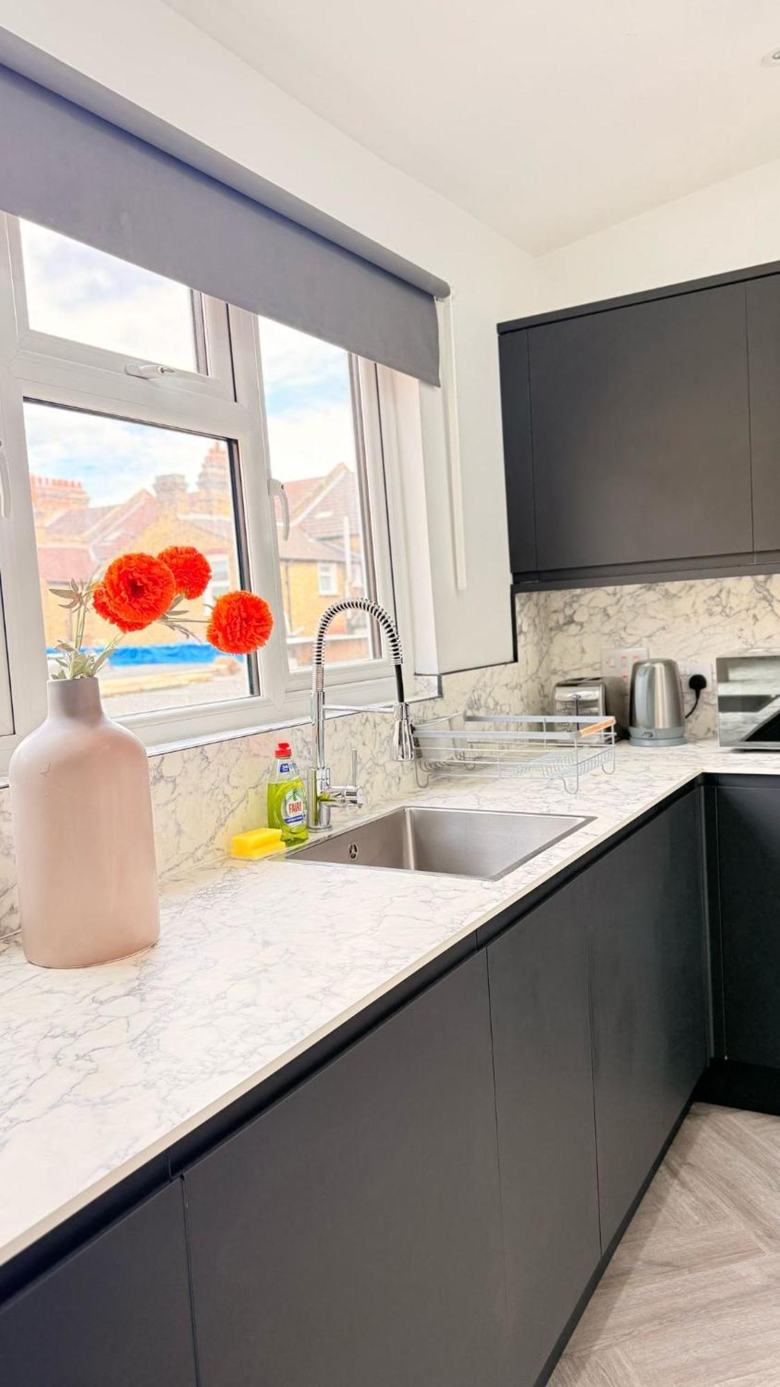Stylish Close To Center Zone 2 Apartment London